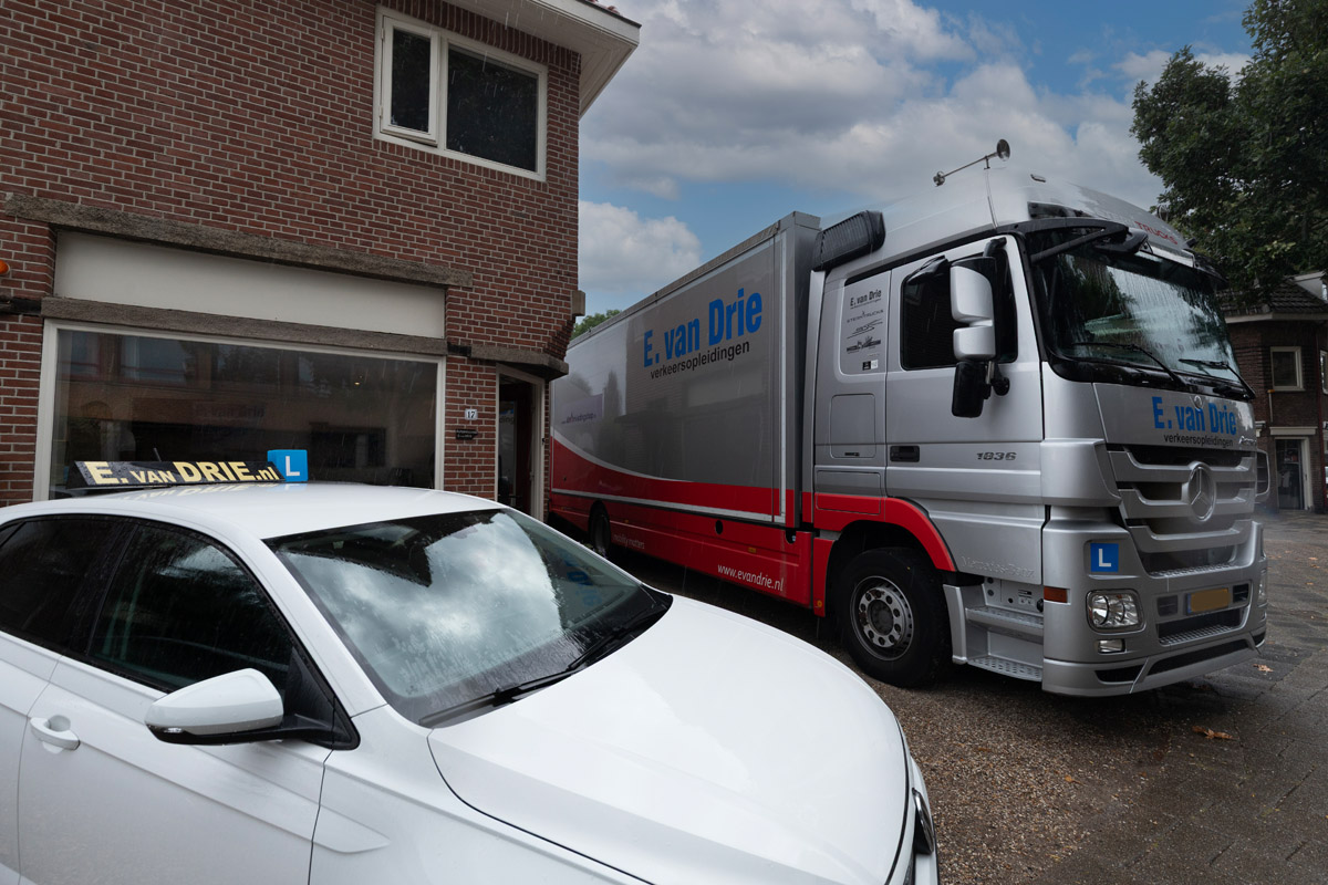 Pand met vrachtauto en lesauto - E. van Drie Verkeersopleidingen